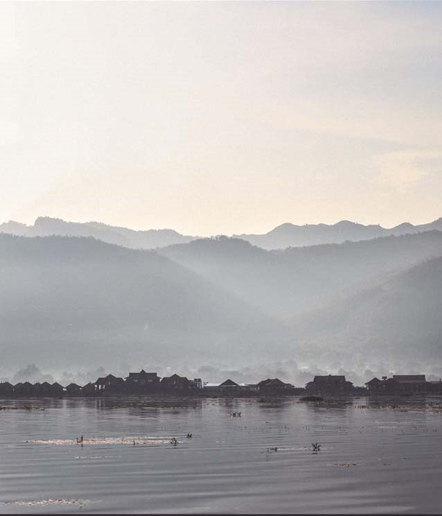 Nằm trên độ cao hơn 800 m so với mặt nước biển, Inle là hồ nước ngọt lớn thứ hai ở Myanmar, với hệ động thực vật phong phú, phong cảnh nên thơ.
